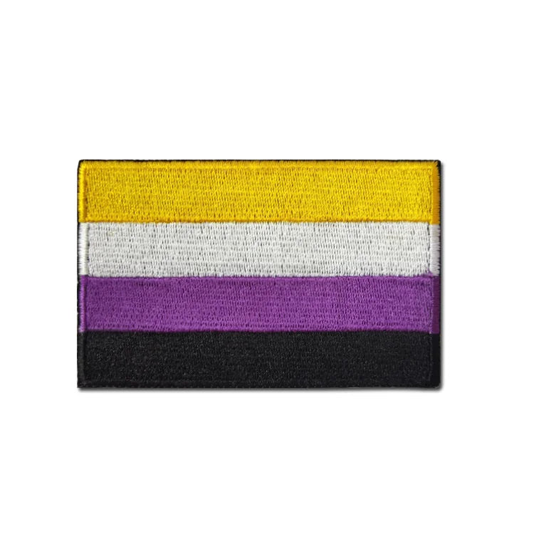 Gestickter Aufnäher in den Farben der Nonbinary-Flagge mit einem horizontalen Design: oben Gelb, gefolgt von Weiß, darunter Lila und unten Schwarz.