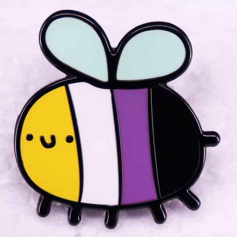 Nonbinary Pride Bienen Pin in Gelb, Weiss, Violett und Schwarz, ca. 1,5 × 1,5 cm
