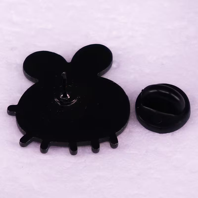 Rückseite des Nonbinary Pride Bienen-Pins mit Ansteckverschluss
