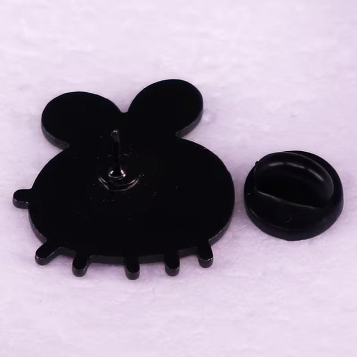 Rückseite des Nonbinary Pride Bienen-Pins mit Ansteckverschluss