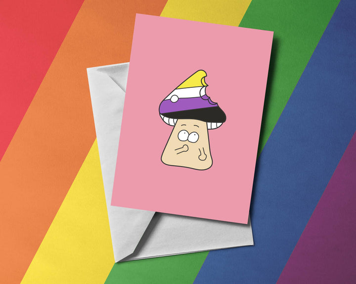 Nonbinary Pride Grußkarte mit Pilz Motiv und Umschlag auf Regenbogen Hintergrund