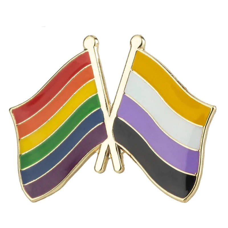 Nonbinary Pride Pin mit gekreuzter Regenbogenflagge und Nonbinary-Flagge als Emaille-Anstecker aus Metall.
