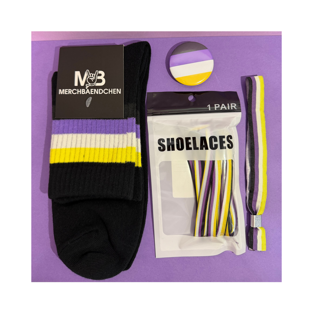 Nonbinary Pride Starter Kit mit Socken, Schnürsenkeln, Armband und Pride-Pin in den Farben der Nonbinary-Pride-Flagge.