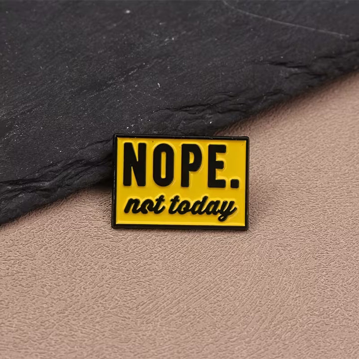 Gelber „NOPE. not today“-Pin mit schwarzer Schrift. Humorvolles Statement-Accessoire für Jacken, Taschen und Rucksäcke.
