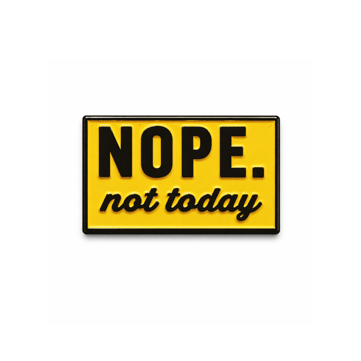 Gelber rechteckiger Statement-Pin mit schwarzer Aufschrift „NOPE. not today“ auf weißem Hintergrund