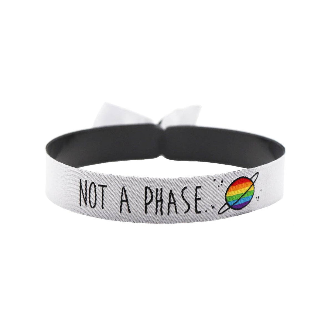 Pride Armband „Not a Phase“ – LGBTQIA+ Statement Stoffband mit Regenbogen Symbol