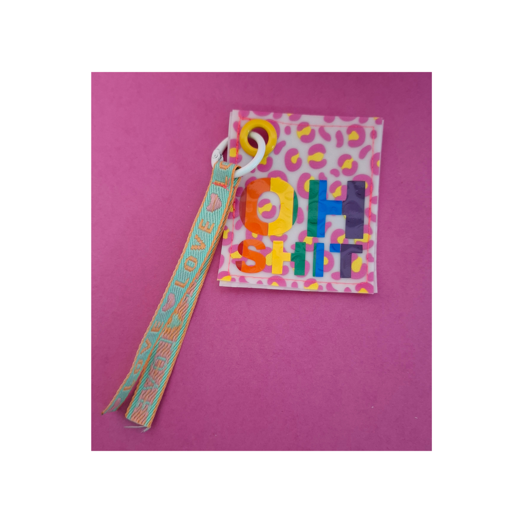 Handgemachter Hundesäckli-Beutel mit Leopardenmuster und «OH SHIT»-Aufdruck, Pride Sonderedition von Rain4Flowers für Rainbowsheep