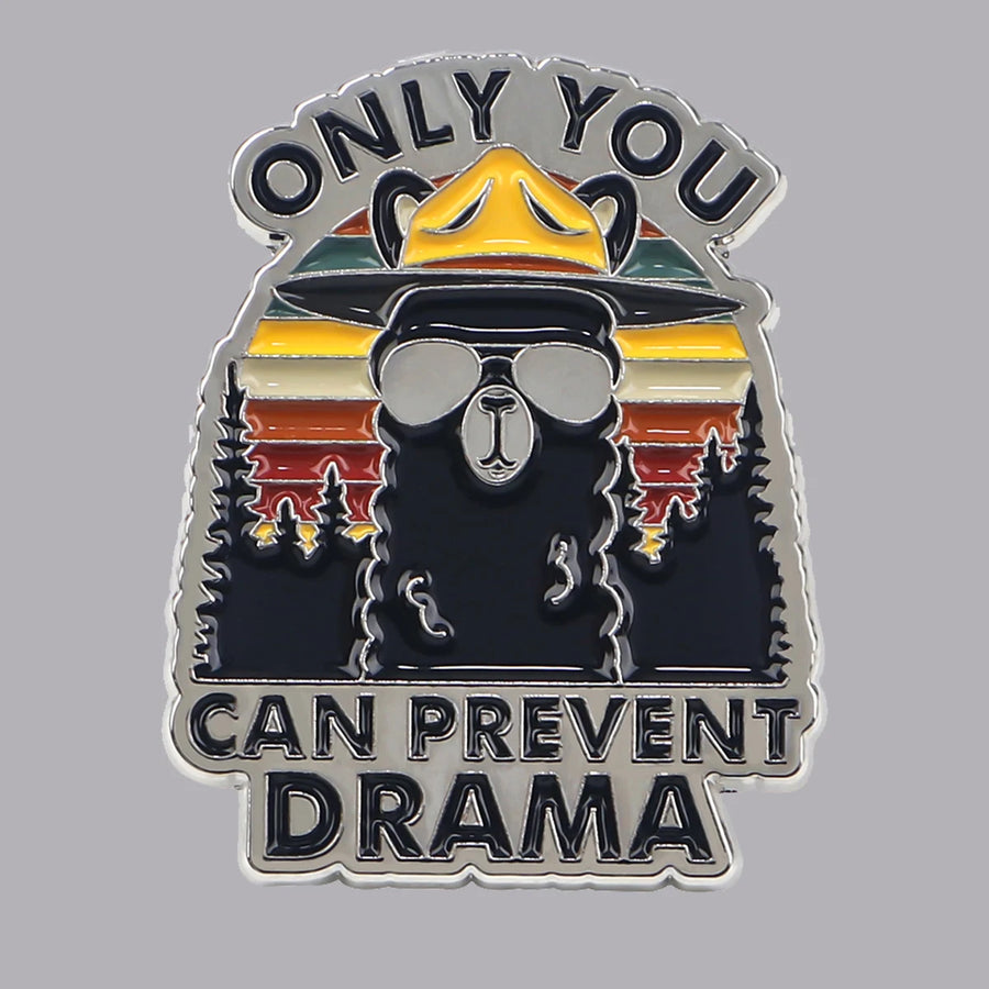 Ein stylischer Button mit einem coolen Lama, der eine Ranger-Hut und Sonnenbrille trägt. Der Text „Only You Can Prevent Drama“ ist darüber und darunter zu sehen. Perfekt für humorvolle Naturliebhaber oder als witziges Geschenk.