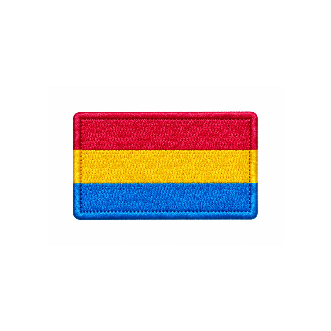 Gestickter Pansexual Pride Patch mit drei horizontalen Streifen in Rotpink, Gelb und Blau. Rechteckiger Aufnäher mit Farbabweichung auf weissem Hintergrund.
