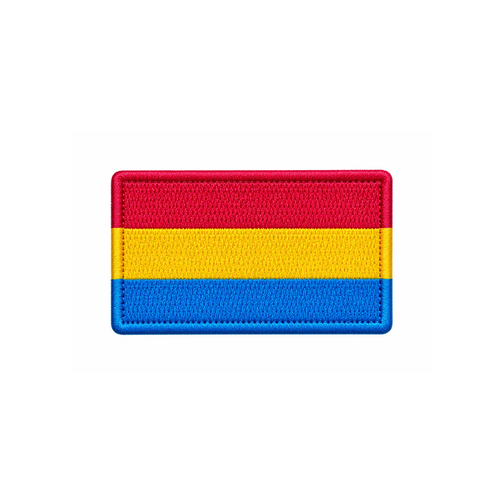 Gestickter Pansexual Pride Patch mit drei horizontalen Streifen in Rotpink, Gelb und Blau. Rechteckiger Aufnäher mit Farbabweichung auf weissem Hintergrund.