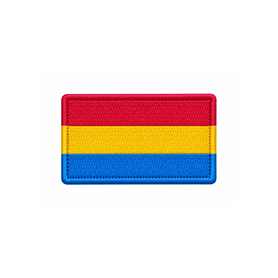 Gestickter Pansexual Pride Patch mit drei horizontalen Streifen in Rotpink, Gelb und Blau. Rechteckiger Aufnäher mit Farbabweichung auf weissem Hintergrund.
