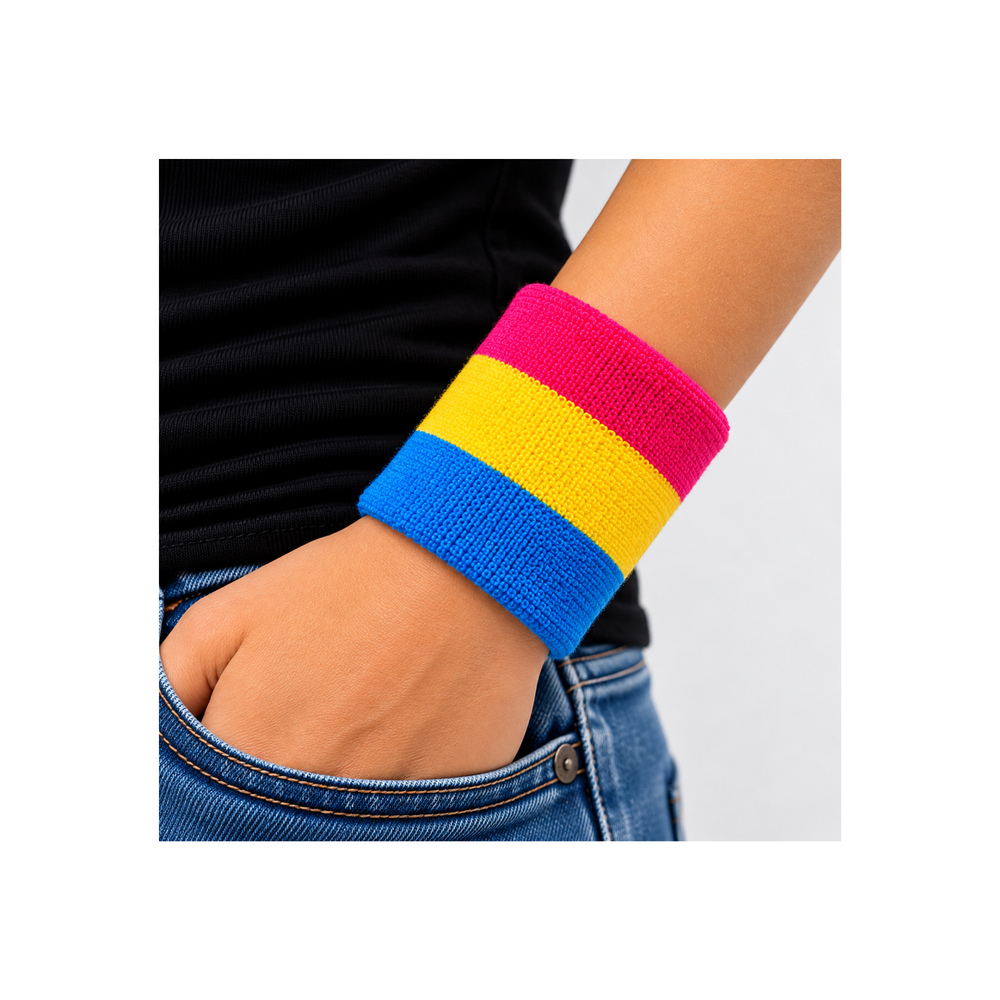 Pansexual Pride Schweissband aus Frottee in Pink, Gelb und Blau, getragen am Handgelenk