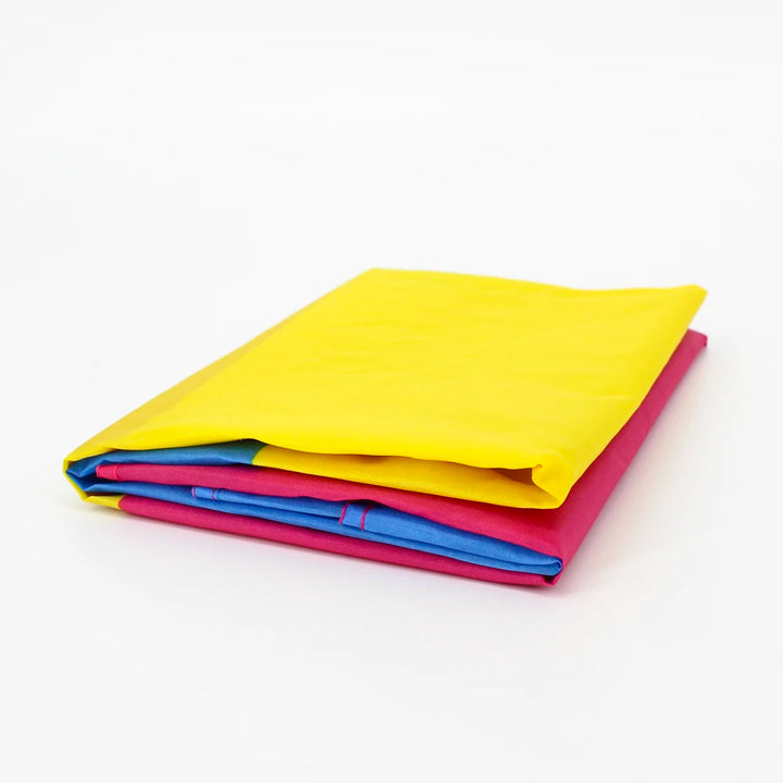 Gefaltete Pansexuell Flagge in Pink Gelb Blau – Detailansicht der LGBTQ Pride Fahne