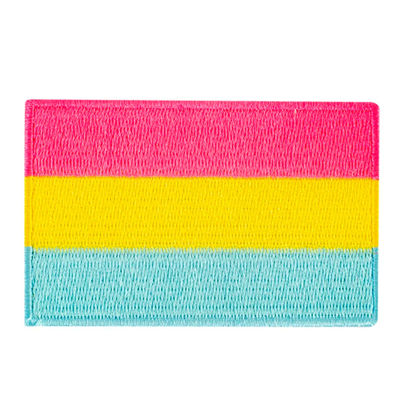 Rechteckiger gestickter Patch mit den horizontalen Farben der pansexuellen Flagge: oben pink, in der Mitte gelb und unten hellblau.