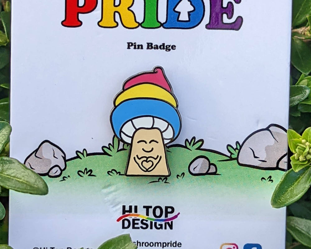 Pansexueller Pride Pilz Emaille Pin Detailansicht – LGBTQIA+ Anstecknadel ca. 25 mm mit Herzmotiv