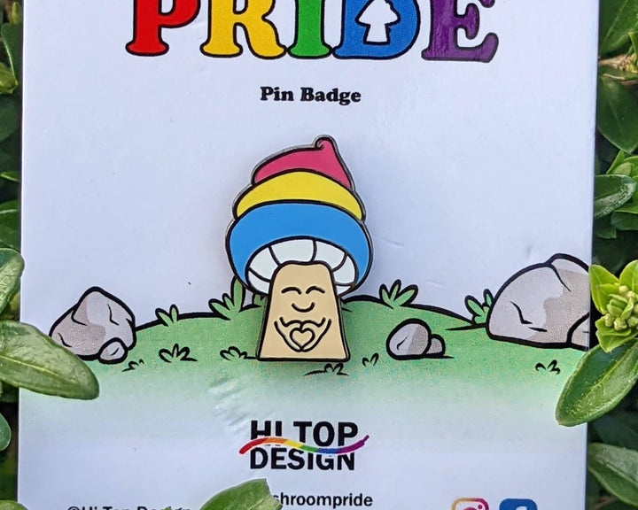 Pansexueller Pride Pilz Emaille Pin Detailansicht – LGBTQIA+ Anstecknadel ca. 25 mm mit Herzmotiv