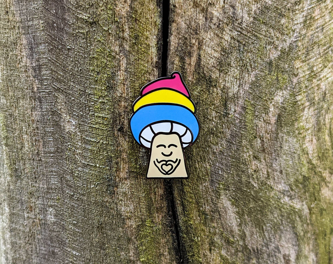 Pansexueller Pride Pilz Emaille Pin an Holz befestigt – LGBTQIA+ Anstecknadel ca. 25 mm mit Herzmotiv