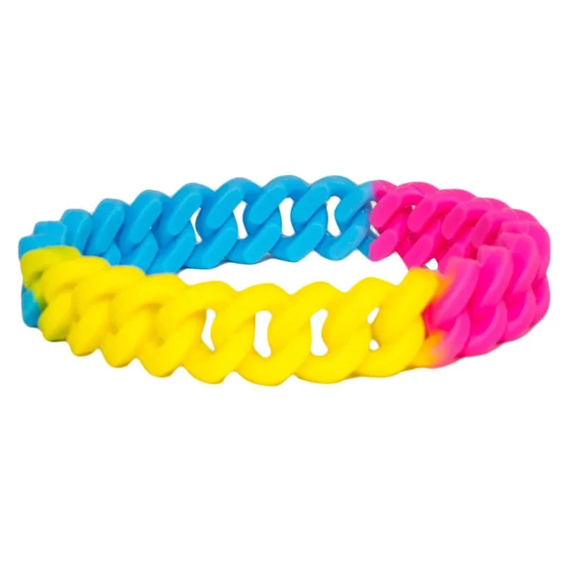 Pansexuelles Silikonarmband in Gliederoptik mit Farbverlauf in Gelb, Pink und Blau auf weißem Hintergrund
