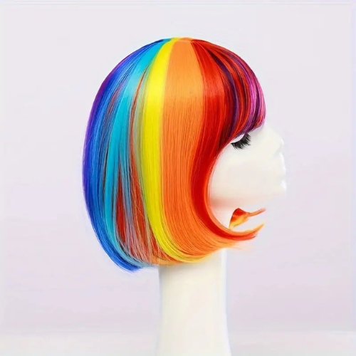 Kurze Perücke im Bob-Stil mit glatten Haaren in leuchtenden Regenbogenfarben, darunter Rot, Orange, Gelb, Grün, Blau und Lila, präsentiert auf einem weißen Schaufensterkopf

