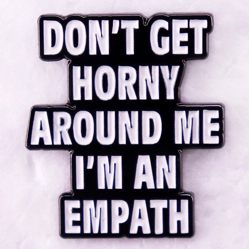 Emaille-Pin mit Spruch „Werde nicht geil in meiner Nähe, ich bin ein Empath“ – quadratischer Anstecker 2,7 × 2,7 cm, lustiges Design für Erwachsene