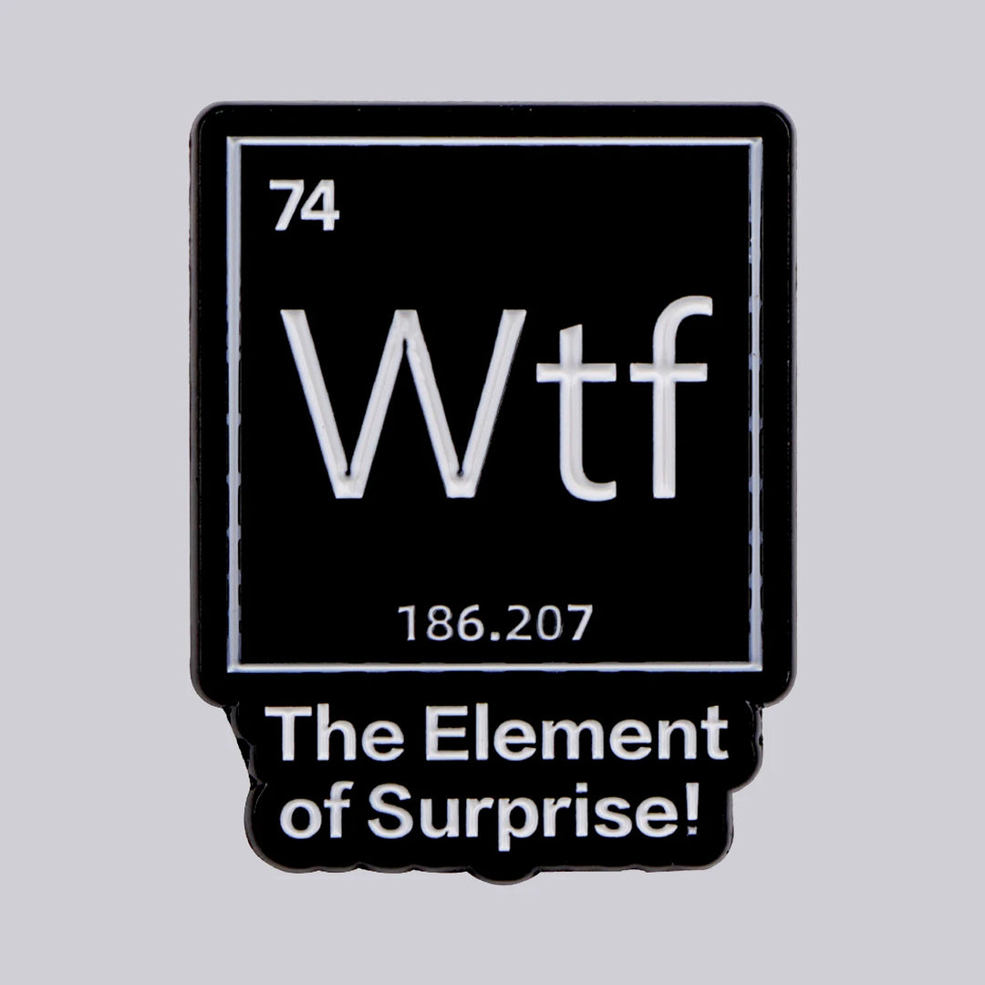 Ein witziger Ansteck-Pin im Stil eines chemischen Elements aus dem Periodensystem. Er zeigt „Wtf“ mit der Beschreibung „The Element of Surprise!“ und einer fiktiven Ordnungszahl und Atommasse. Perfekt für Wissenschafts-Nerds, Chemie-Fans und alle mit einem Sinn für humorvolle Wortspiele.
