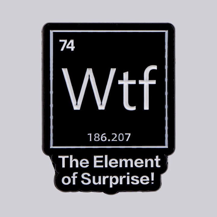 Ein witziger Ansteck-Pin im Stil eines chemischen Elements aus dem Periodensystem. Er zeigt „Wtf“ mit der Beschreibung „The Element of Surprise!“ und einer fiktiven Ordnungszahl und Atommasse. Perfekt für Wissenschafts-Nerds, Chemie-Fans und alle mit einem Sinn für humorvolle Wortspiele.