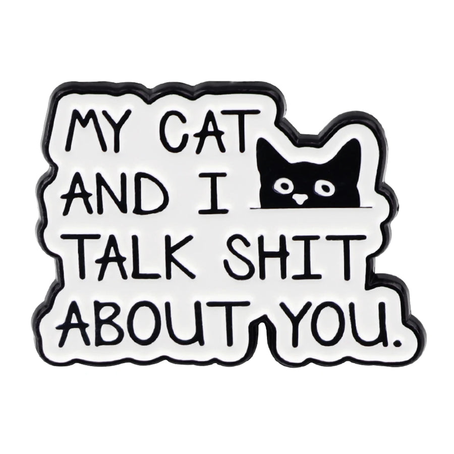 Weißer Pin mit schwarzem Text My Cat and I Talk Shit About You und Katzenkopf-Illustration