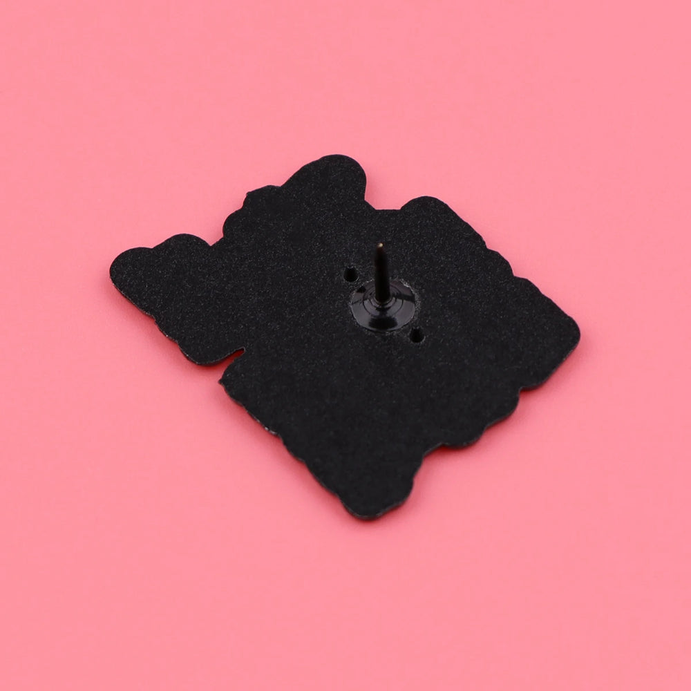 Weißer Pin mit schwarzem Text My Cat and I Talk Shit About You und Katzenkopf-Illustration