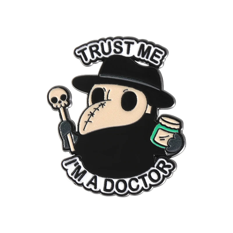 Ein lustiger Ansteck-Pin mit einem niedlichen Pestdoktor in typischer schwarzer Kleidung und Schnabelmaske. Er hält einen kleinen Totenkopf-Stab und ein Medizinfläschchen, während der Text „Trust Me, I'm a Doctor“ darüber und darunter steht. Perfekt für Fans von Gothic-Ästhetik, dunklem Humor oder historischen Medizin-Motiven.