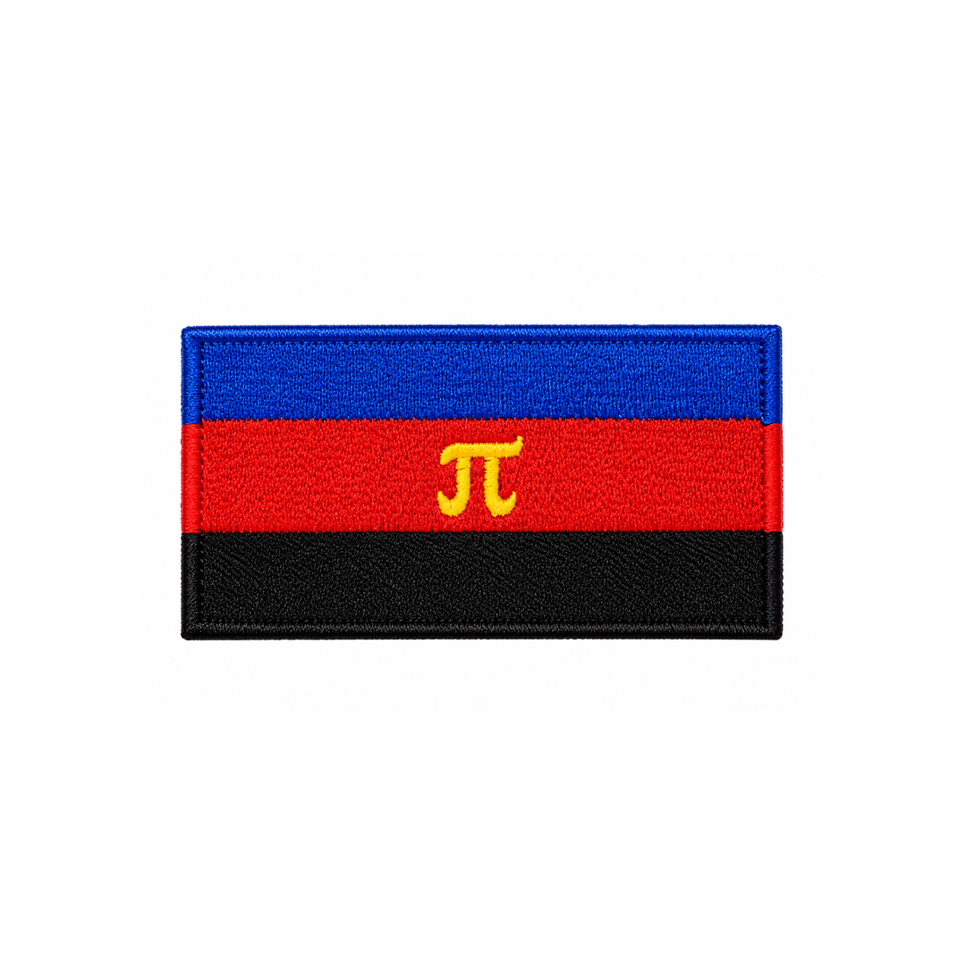 Gestickter Polyamorie Pride Patch mit Klettverschluss, 8 × 5 cm, mit blau-roter-schwarzer Polyamorie-Flagge und gelbem Pi-Symbol auf weissem Hintergrund.