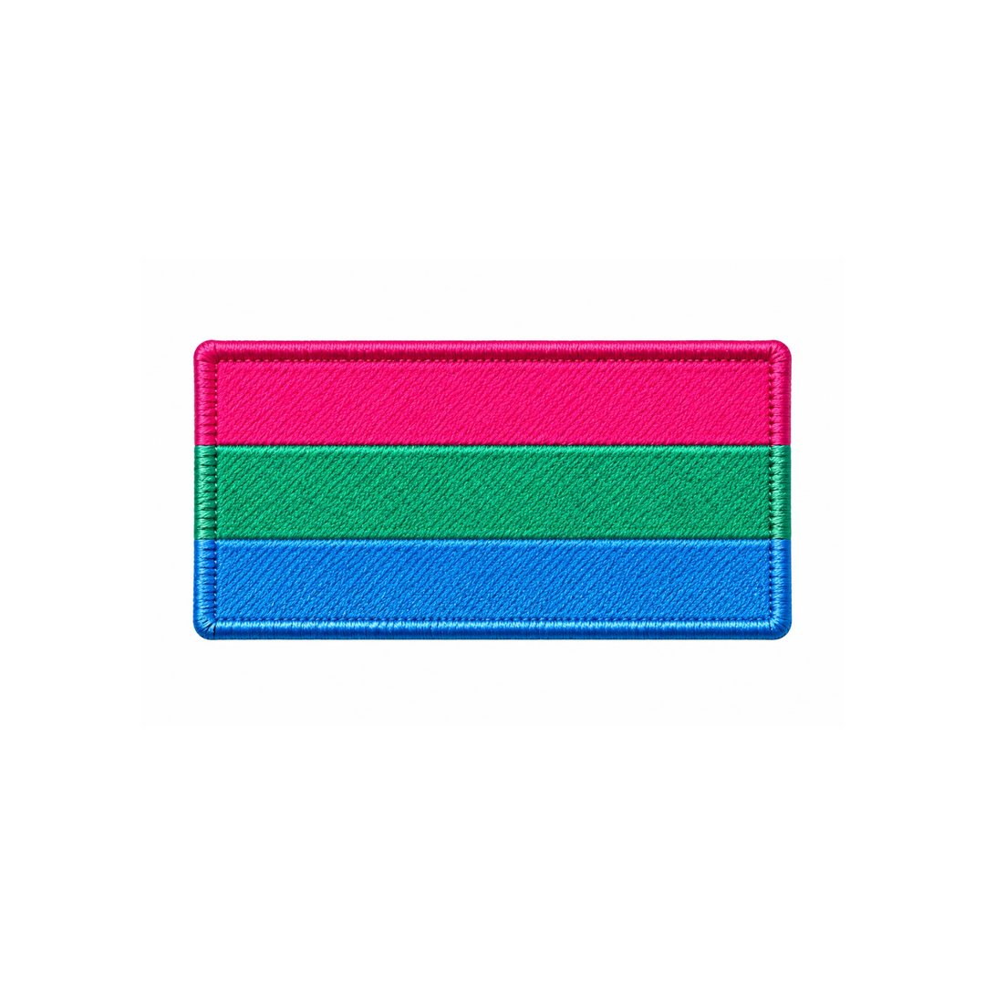 Polysexual Pride Patch mit Klettverschluss in Pink, Grün und Blau. Gestickter LGBTQIA+ Aufnäher, ca. 8 × 5 cm, auf weissem Hintergrund.