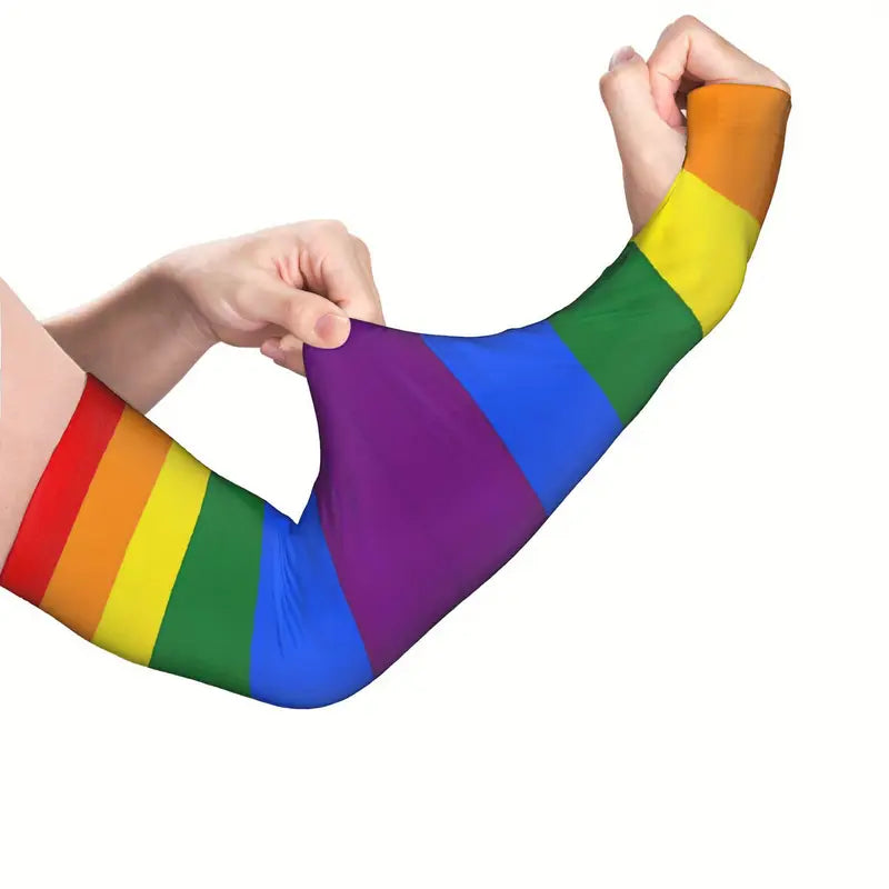 Elastische Armmanschette in Pride-Regenbogenfarben am Arm getragen, geeignet für Sport, Outdoor und Festivals
