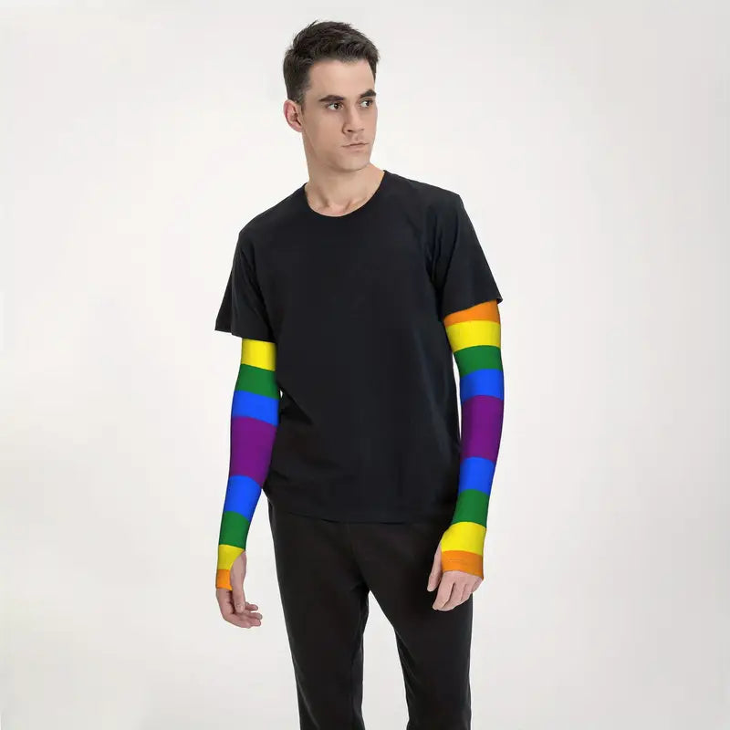 Model trägt lange Pride Armmanschetten mit Regenbogenstreifen vor weißem Hintergrund