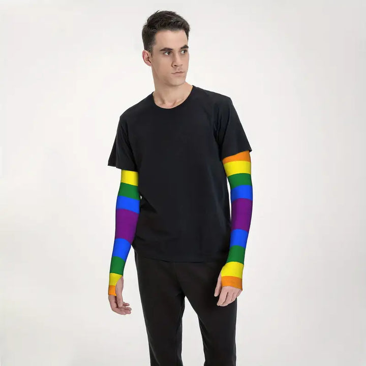 Model trägt lange Pride Armmanschetten mit Regenbogenstreifen vor weißem Hintergrund