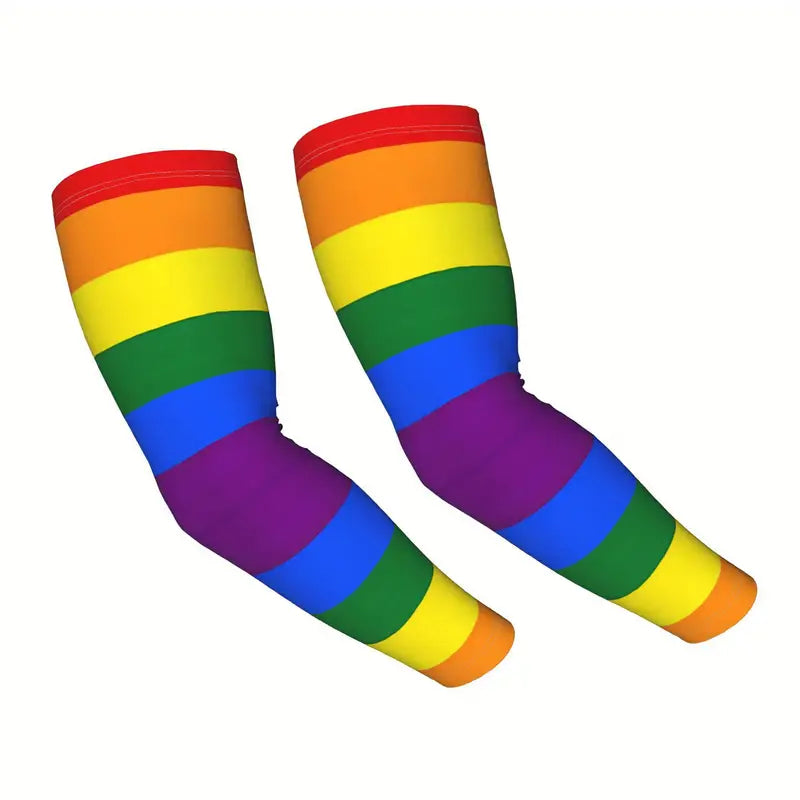 Zwei elastische Armmanschetten in Pride-Regenbogenfarben, freigestellt auf weißem Hintergrund