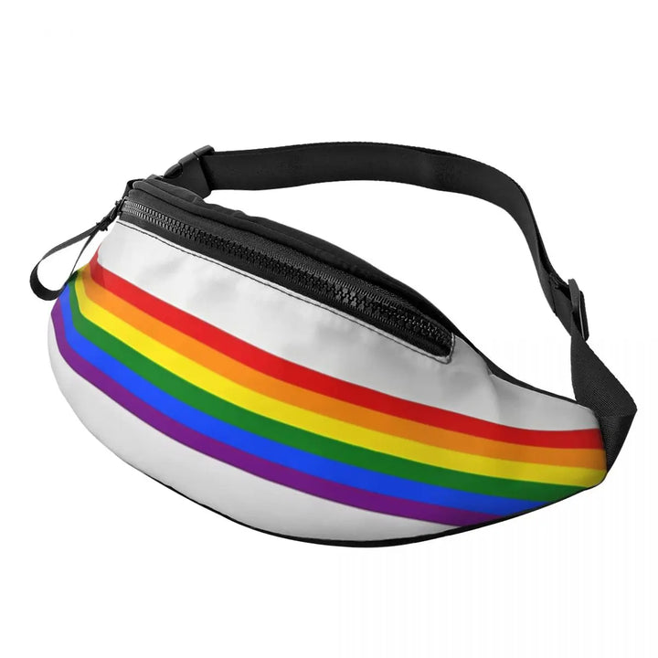 Pride Bauchtasche mit Regenbogenstreifen und verstellbarem schwarzem Gurt, getragen als Hüfttasche.