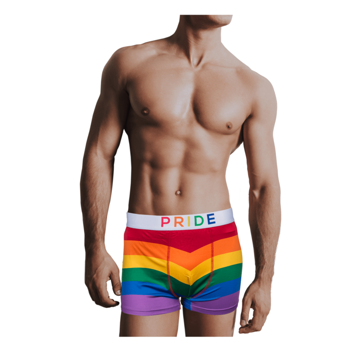 Pride Boxershorts in Regenbogenfarben. Mann mit Shorts.