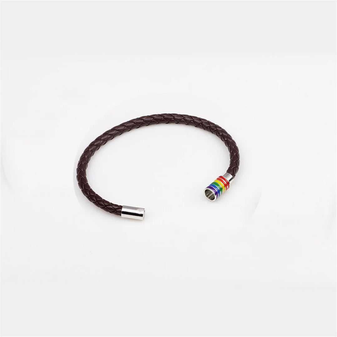 Braunes geflochtenes Lederarmband mit silbernem Magnetverschluss, schlichtes Pride Armband für Alltag und Events.