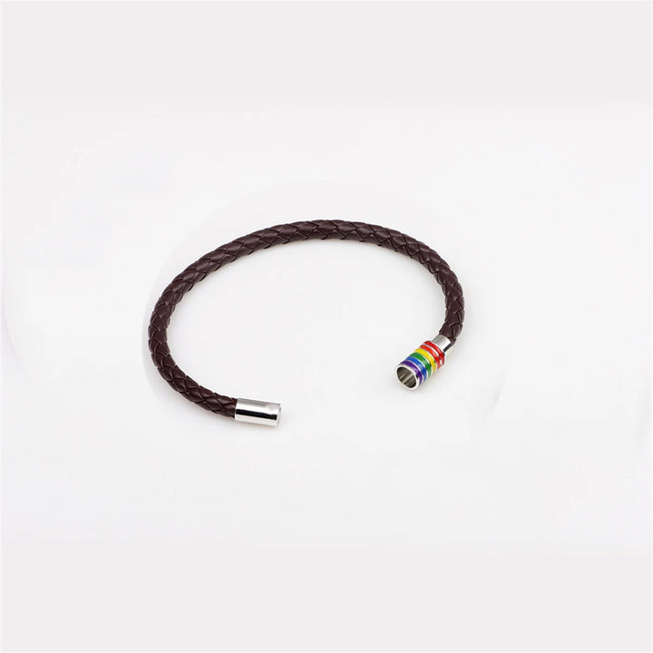 Braunes geflochtenes Lederarmband mit silbernem Magnetverschluss, schlichtes Pride Armband für Alltag und Events.