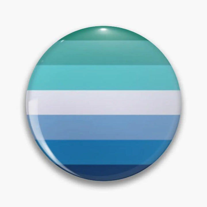 Runder Button mit der schwulen Pride-Flagge in verschiedenen Blau- und Grüntönen sowie Weiß.
