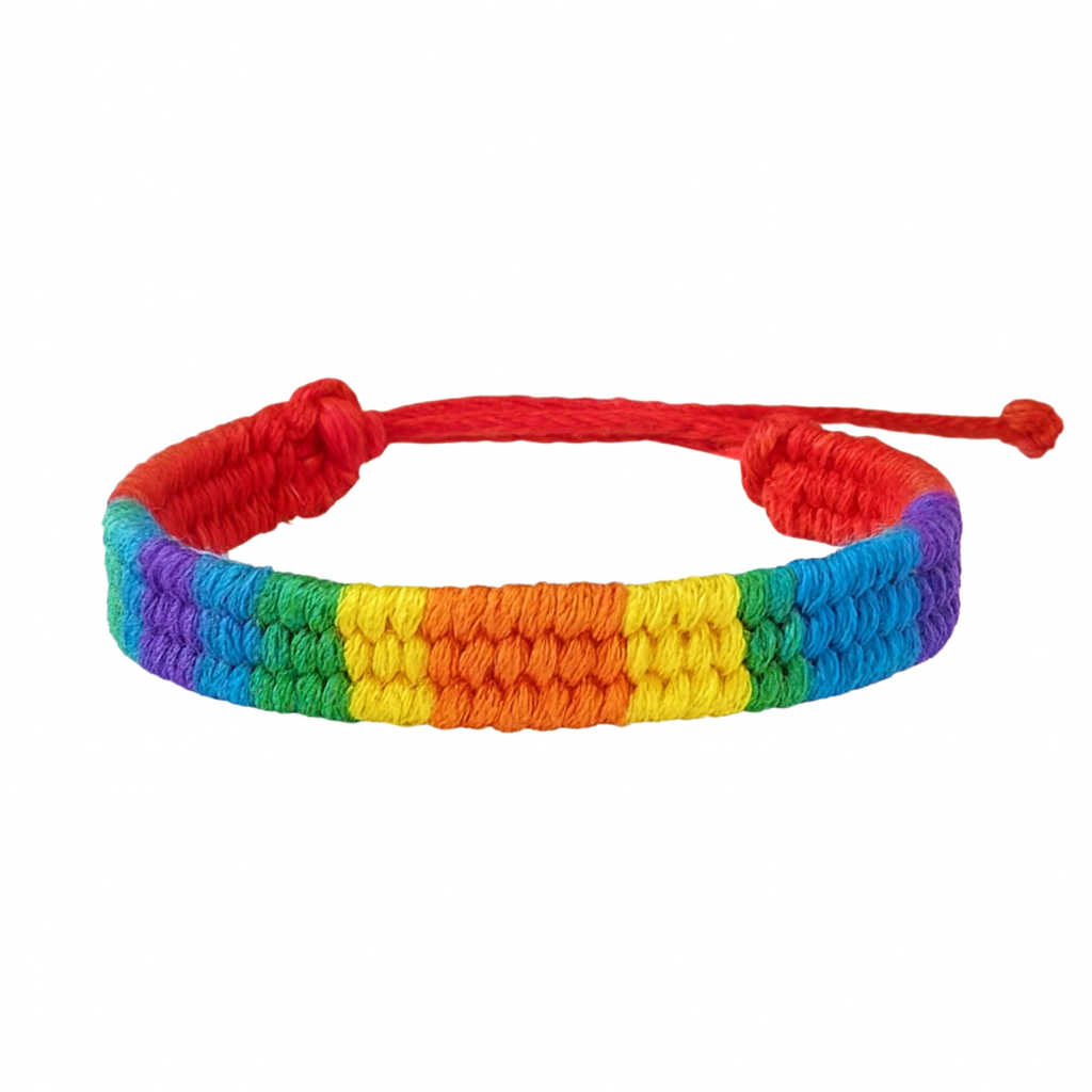 Geflochtenes Pride-Freundschaftsarmband in Regenbogenfarben mit verstellbarer roter Kordel.