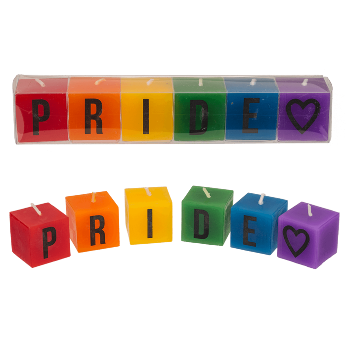 Bunte Würfelkerzen in Regenbogenfarben mit den Buchstaben „PRIDE“ und einem Herzsymbol, aufgereiht als dekoratives Set.