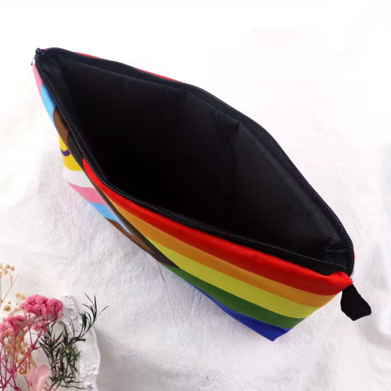 Pride Make-up Tasche von Rainbow Sheep – Kosmetiktasche mit Progress-Pride-Flagge in kräftigen Regenbogenfarben, offen mit Stiften und Lineal