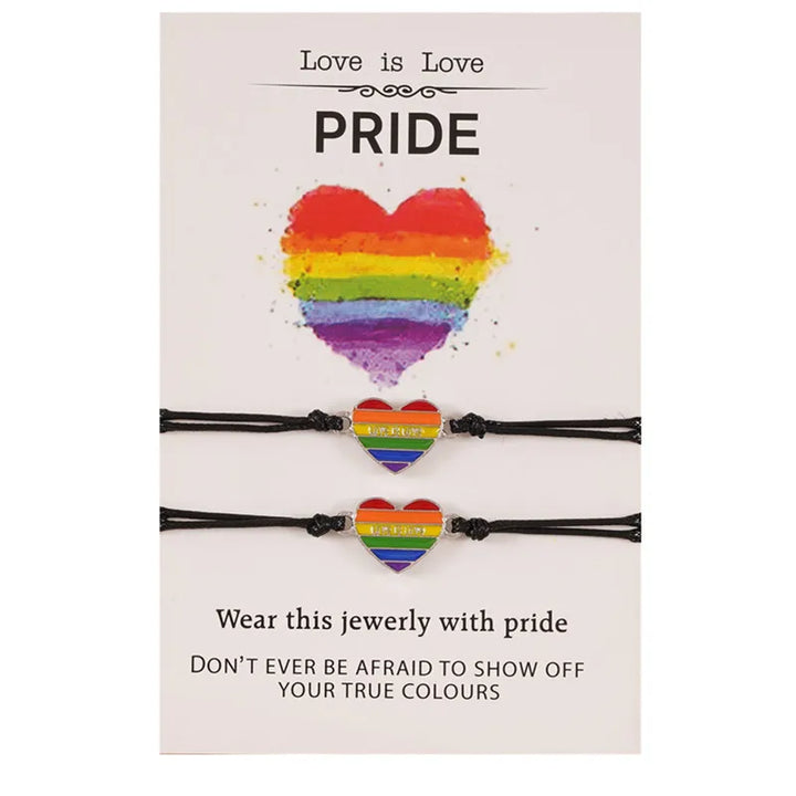 Pride Partnerarmband im 2er-Set mit Regenbogen-Herz, präsentiert auf Karte mit der Aufschrift „Love is Love – Pride“, Symbol für Liebe, Freundschaft und LGBTQ+-Stolz.