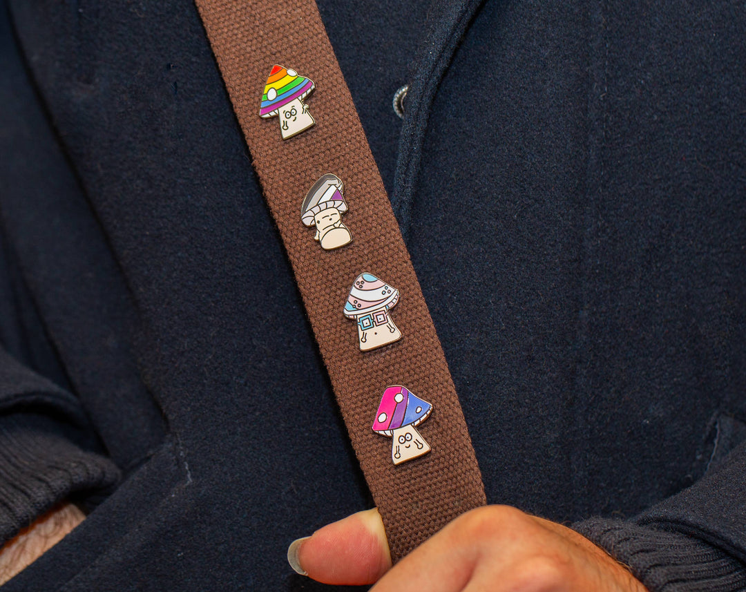 Pride Pilz Anstecknadeln Set an Tasche getragen LGBTQIA+ Emaille Pins verschiedene Designs