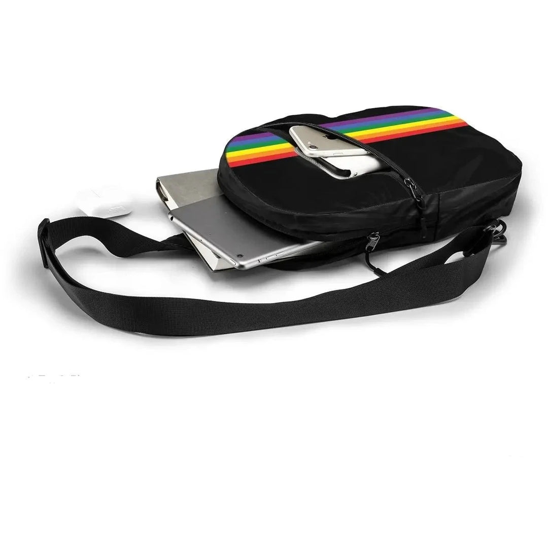 Offener schwarzer Pride Crossbody-Rucksack mit Regenbogenstreifen, Innenfach mit Smartphone und Tablet, verstellbarer Schultergurt