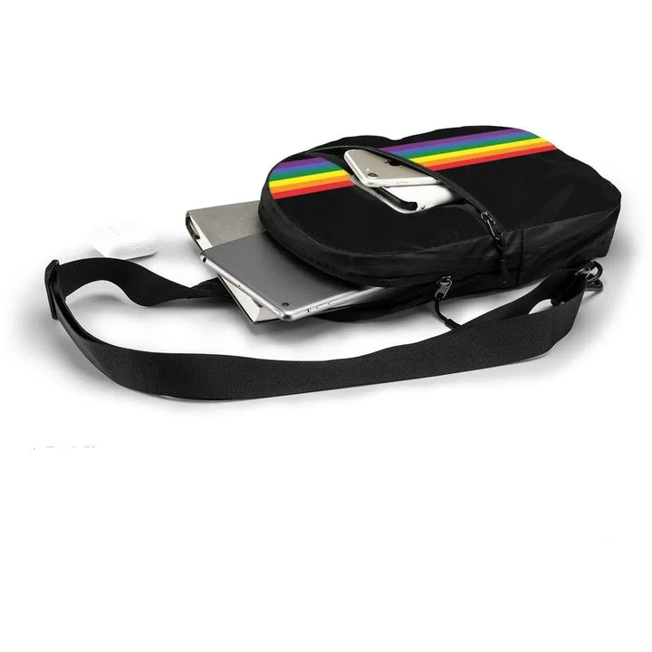 Offener schwarzer Pride Crossbody-Rucksack mit Regenbogenstreifen, Innenfach mit Smartphone und Tablet, verstellbarer Schultergurt