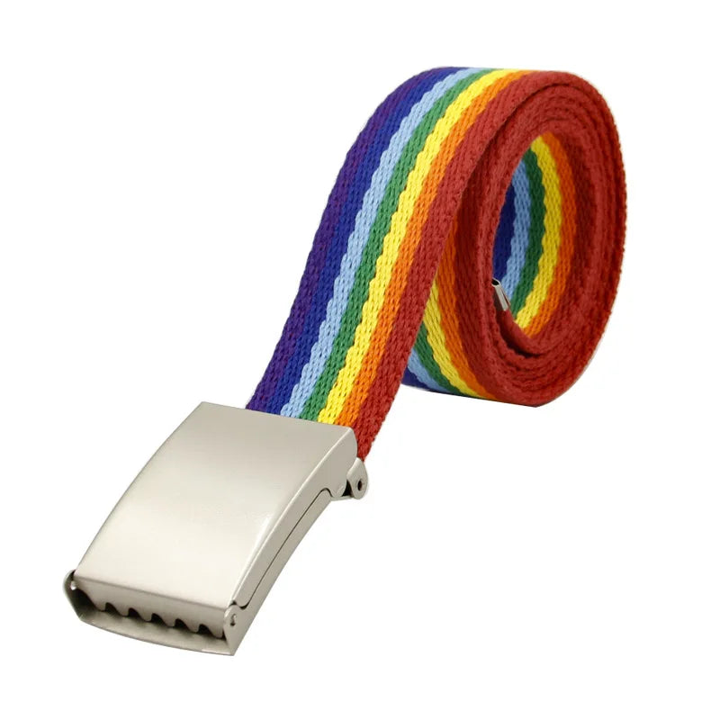 Gerollter Regenbogen-Canvas-Gürtel mit silberner Metallschnalle auf weißem Hintergrund.