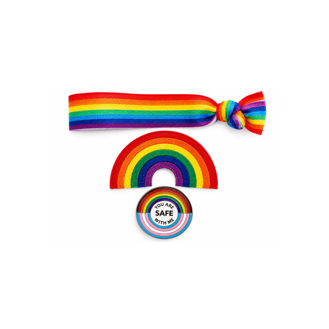 3-teiliges Pride Regenbogen Set von Rainbowsheep mit Regenbogen Stoffarmband, gesticktem Regenbogen Patch und You Are Safe With Me Pin auf weissem Hintergrund.