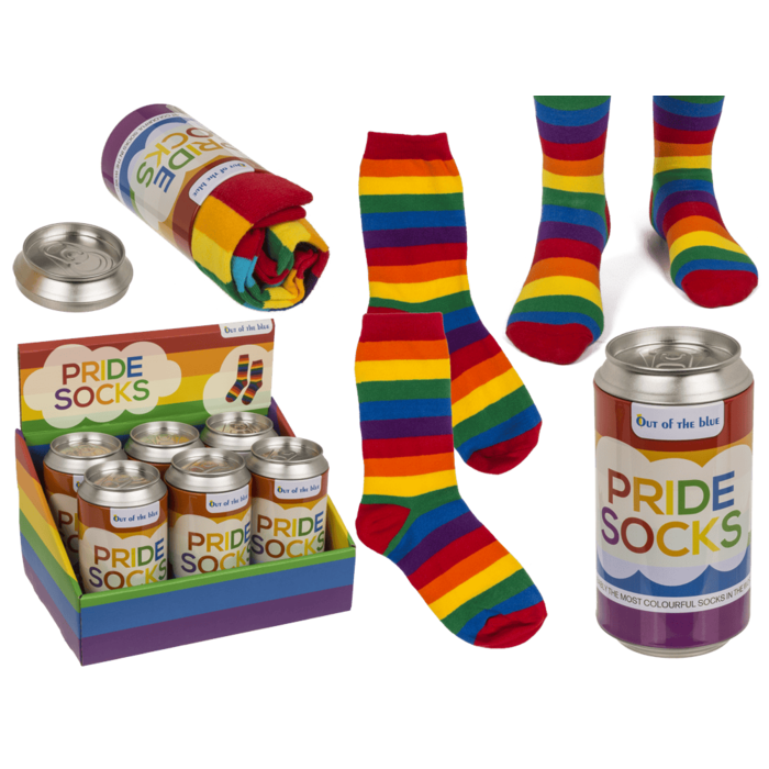 Pride Socken im Regenbogen-Design in Metalldose – Übersicht mit getragenen Socken, Verpackung und Verkaufsdisplay